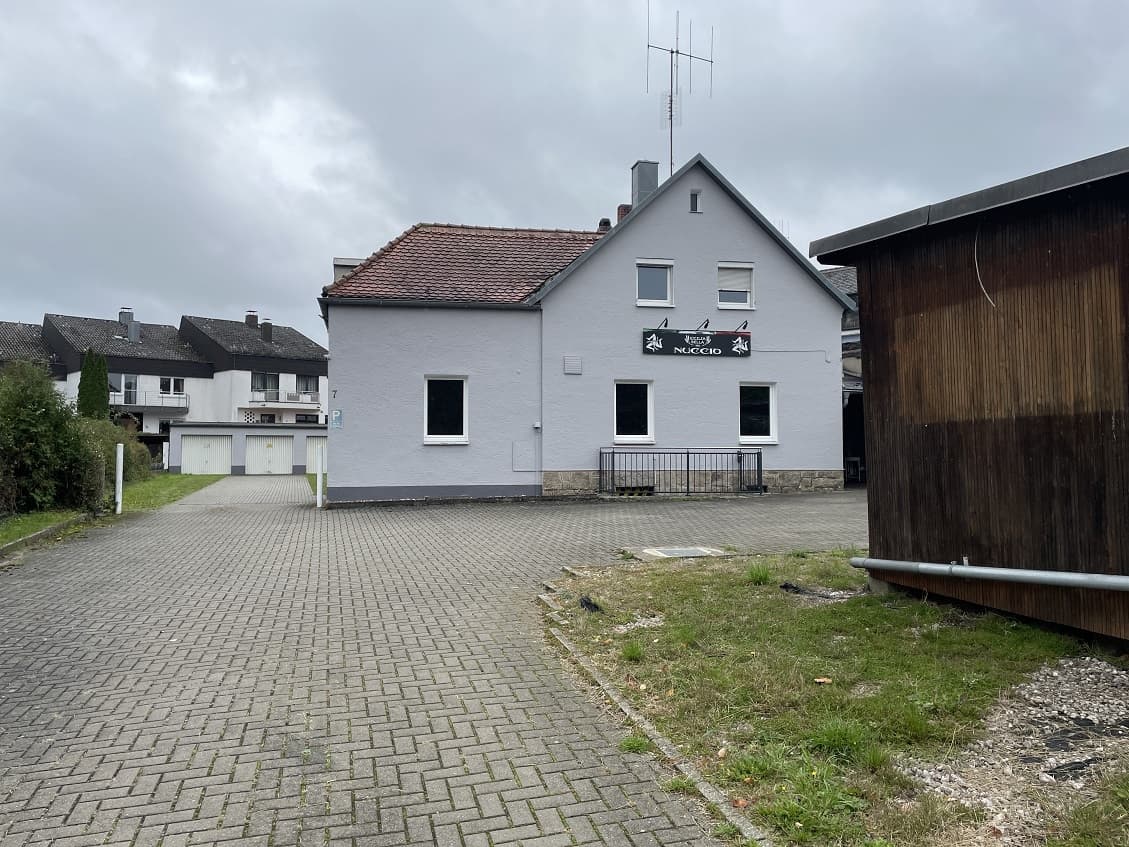Großzügiges Grundstück mit Entwicklungspotential bebaut mit ehemaliger Gaststätte und 3 Garagen