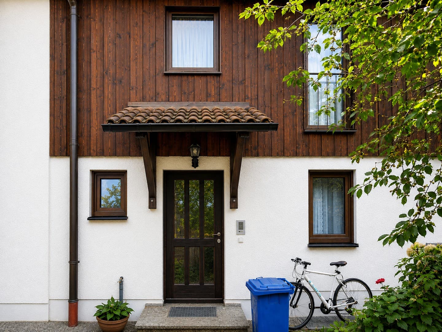 Modernisiertes Reihenmittelhaus mit Garten, Balkon und Keller in München-Perlach