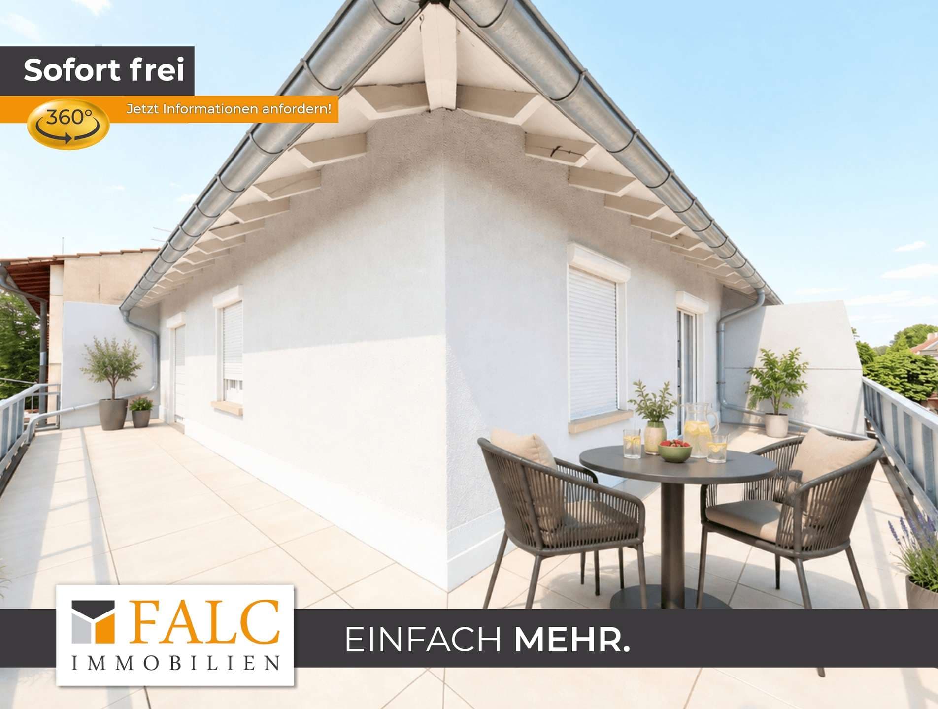 Großer Sonnenbalkon über den Straßen der Stadt