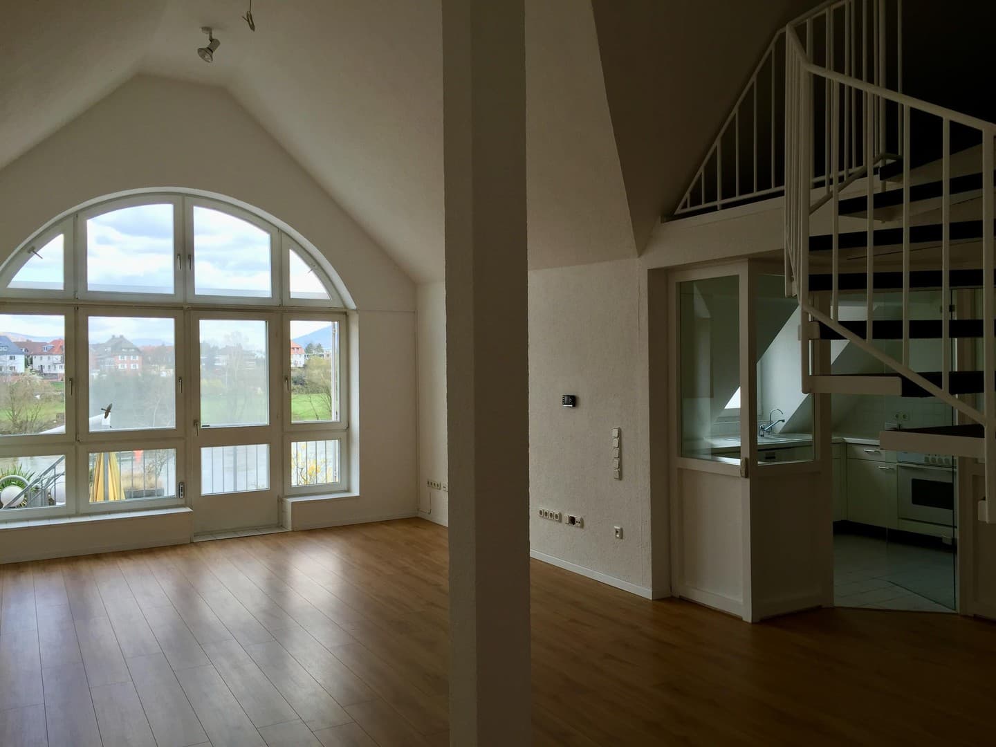 Altstadt-Stadthaus mit Mainblick, Dachterrasse, Mieteinnahmen & Ausbaupotenzial – provisionsfrei