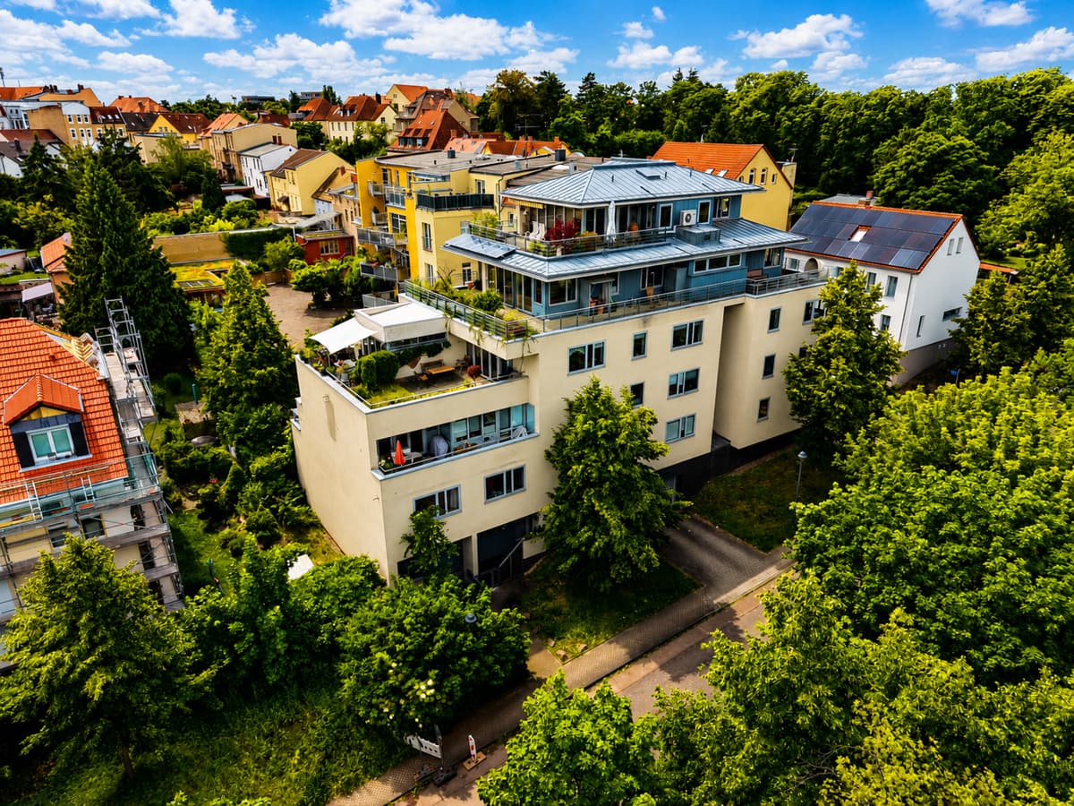 Wohnen auf Hausniveau – außergewöhnliche Eigentumswohnung in Bestlage von Halle-Kröllwitz