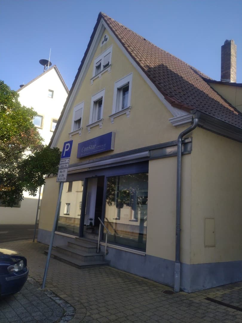 Vielfältig nutzbare Gewerbeeinheit in kleinem Wohn- und Geschäftshaus