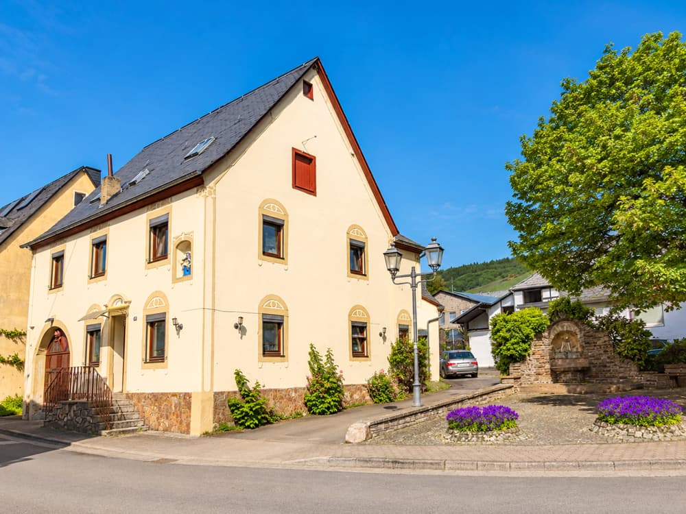 Kröv-Zentrum: 1-2 Familienhaus mit Stellplätzen und Freisitz in zentraler Lage!