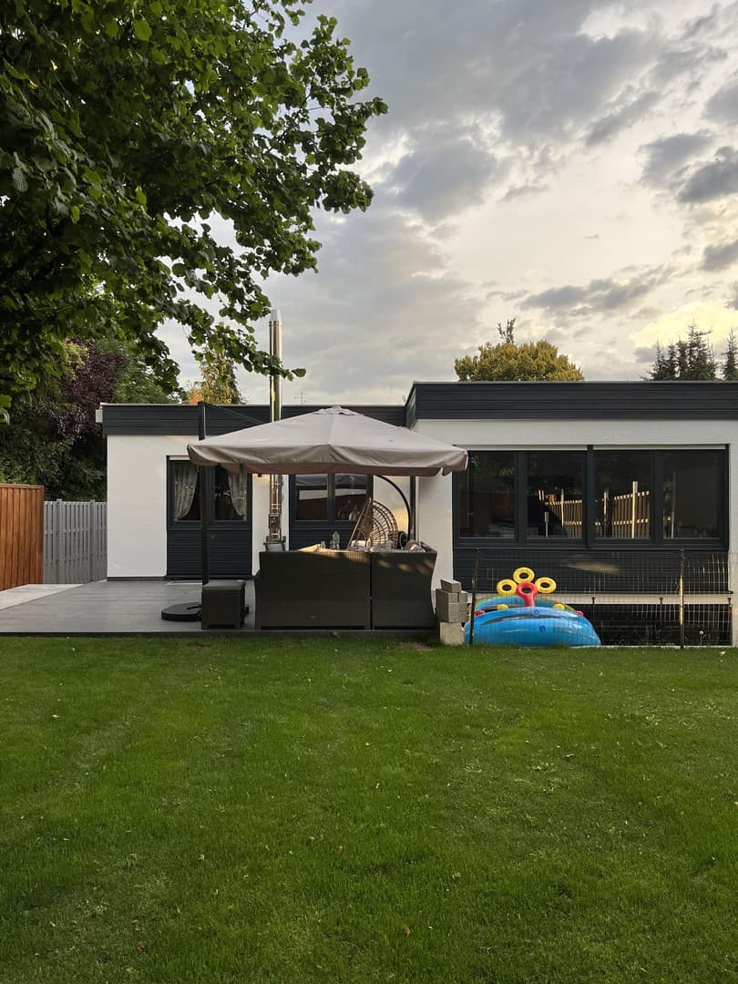 Lichtdurchfluteter Reihenbungalow mit Garten und Sauna in ruhiger Lage