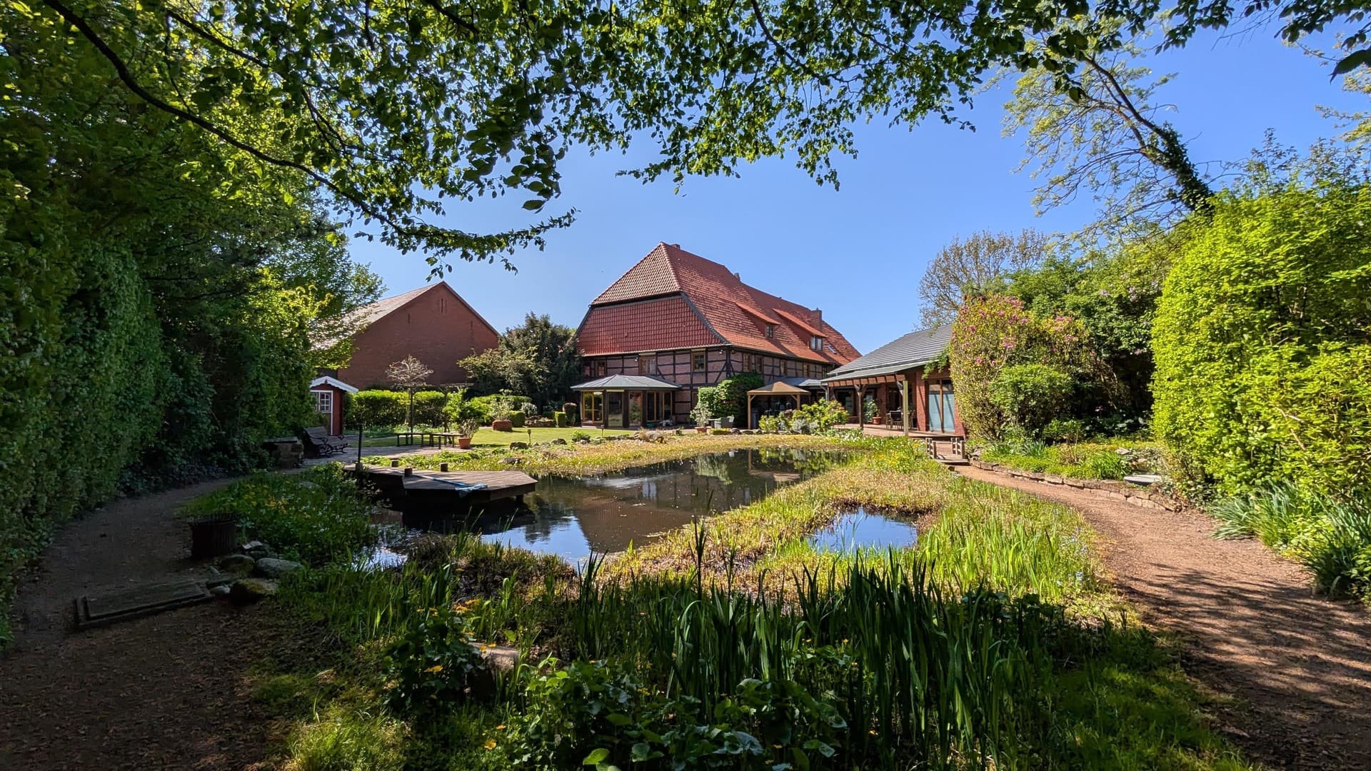 Jeden Tag wie im Urlaub: Wundervolles Landhaus mit Hallenbad, Naturbadeteich und Mieteinnahmen