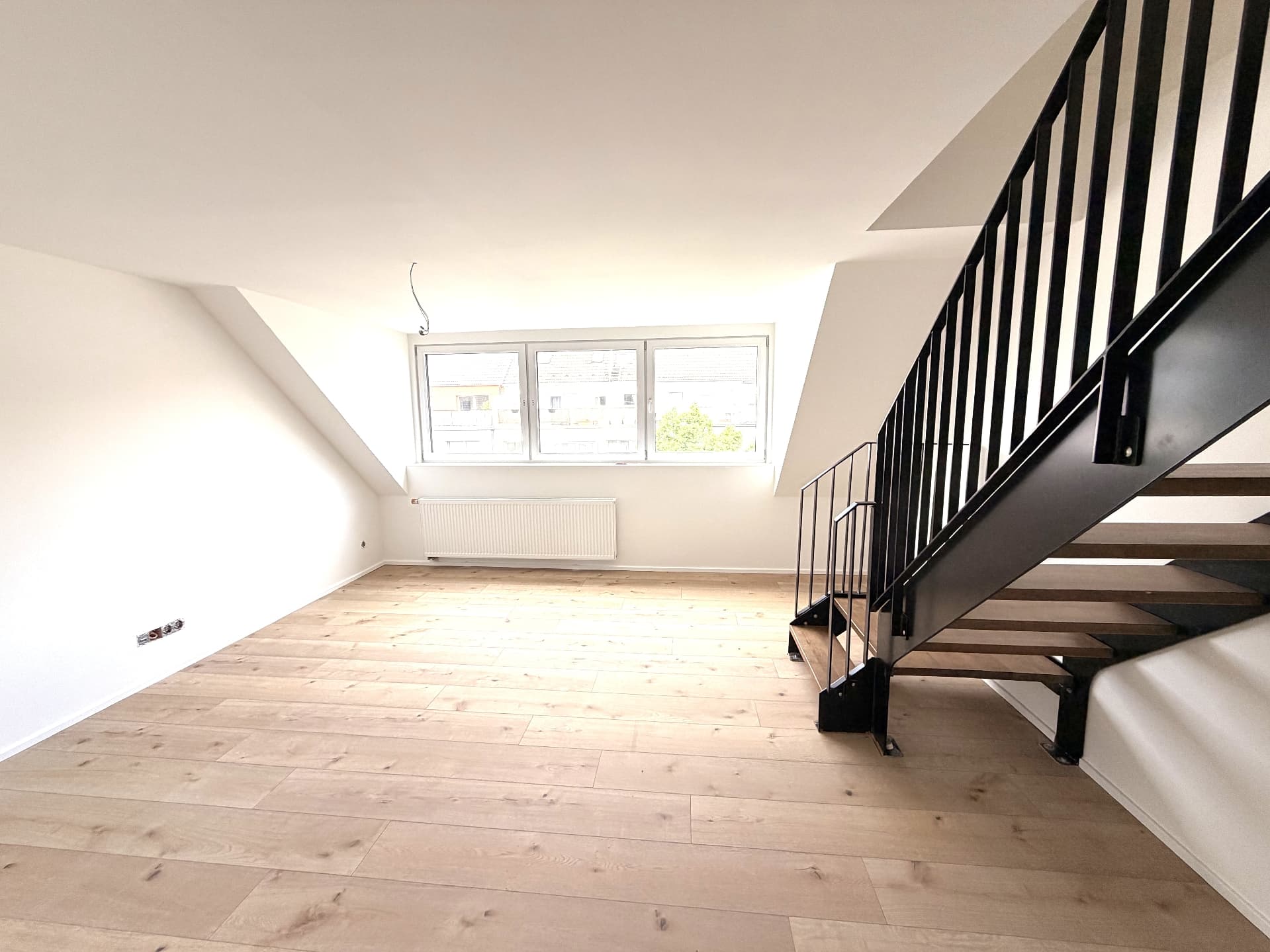 Düsseldorf-Derendorf! Frisch Sanierte 4-Zimmer-Maisonette mit offener Küche!