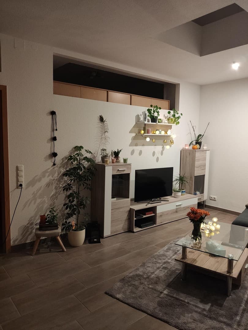 Schön geschnittene 2-Zimmer-Wohnung mit Einbauküche in ruhiger Lage nahe Bahnhof.