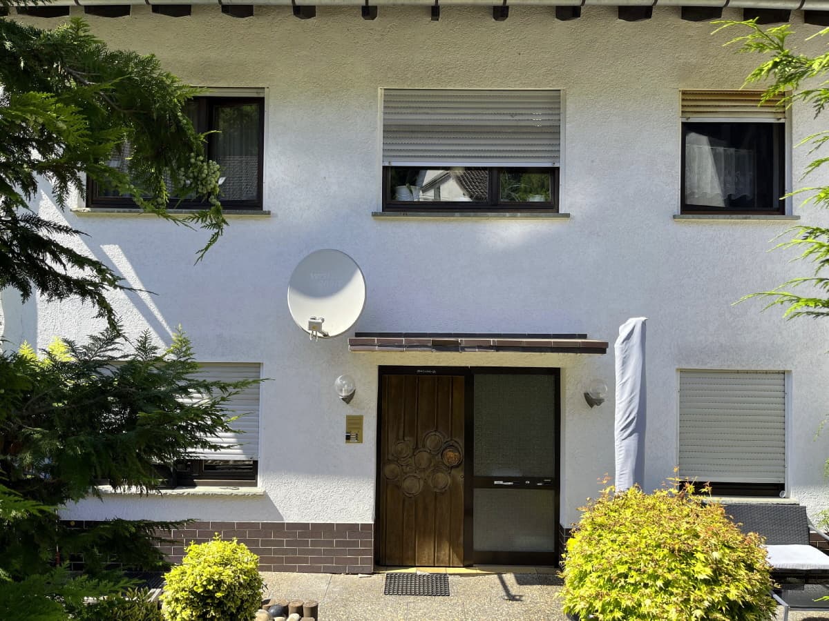 AS-Immobilien.com +++ praktisches Haus mit 2 vermieteten Wohnungen