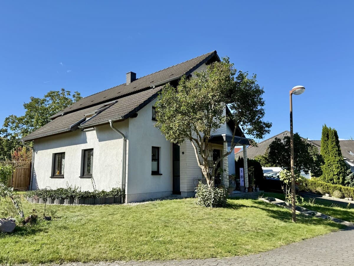 HORN IMMOBILIEN++ Neubrandenburg, tolles Architektenhaus mit 5 Zimmern, EBK, Keller und Carport
