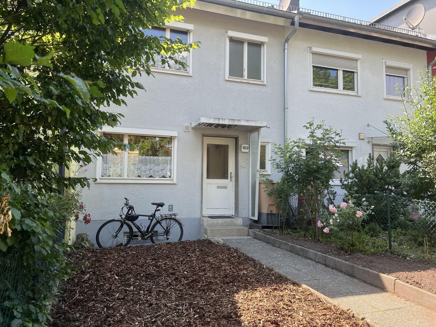 Charmantes Reihenhaus mit ausgebautem Dachboden und schönem Außenbereich - zzgl. Garage