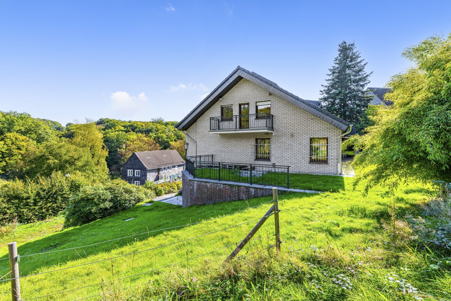 Großzügiges Ein-/ Zweifamilienhaus in ländlicher Grünlage