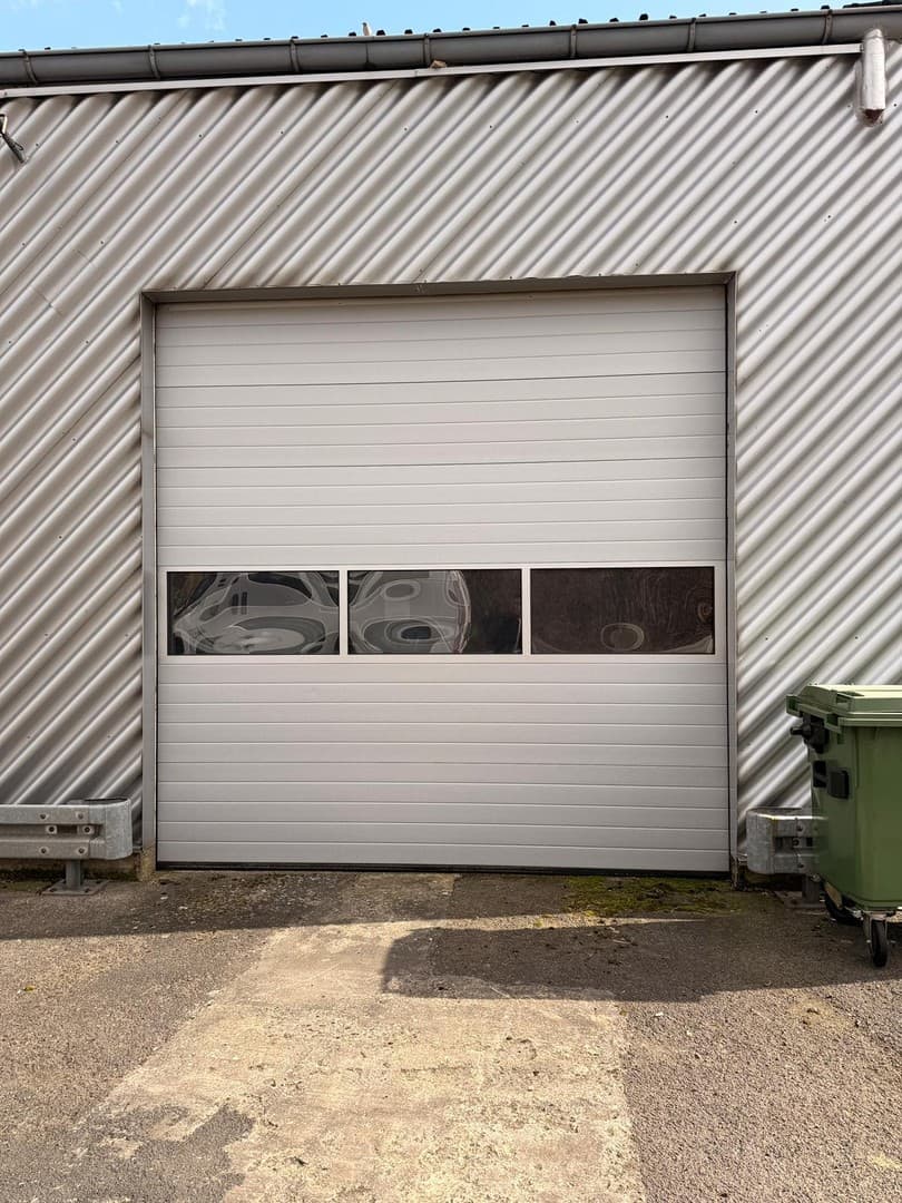 Lagerhalle / Werkstatt mit elektrischem Rolltor, separater Eingangstür & Stromanschluss zu vermieten