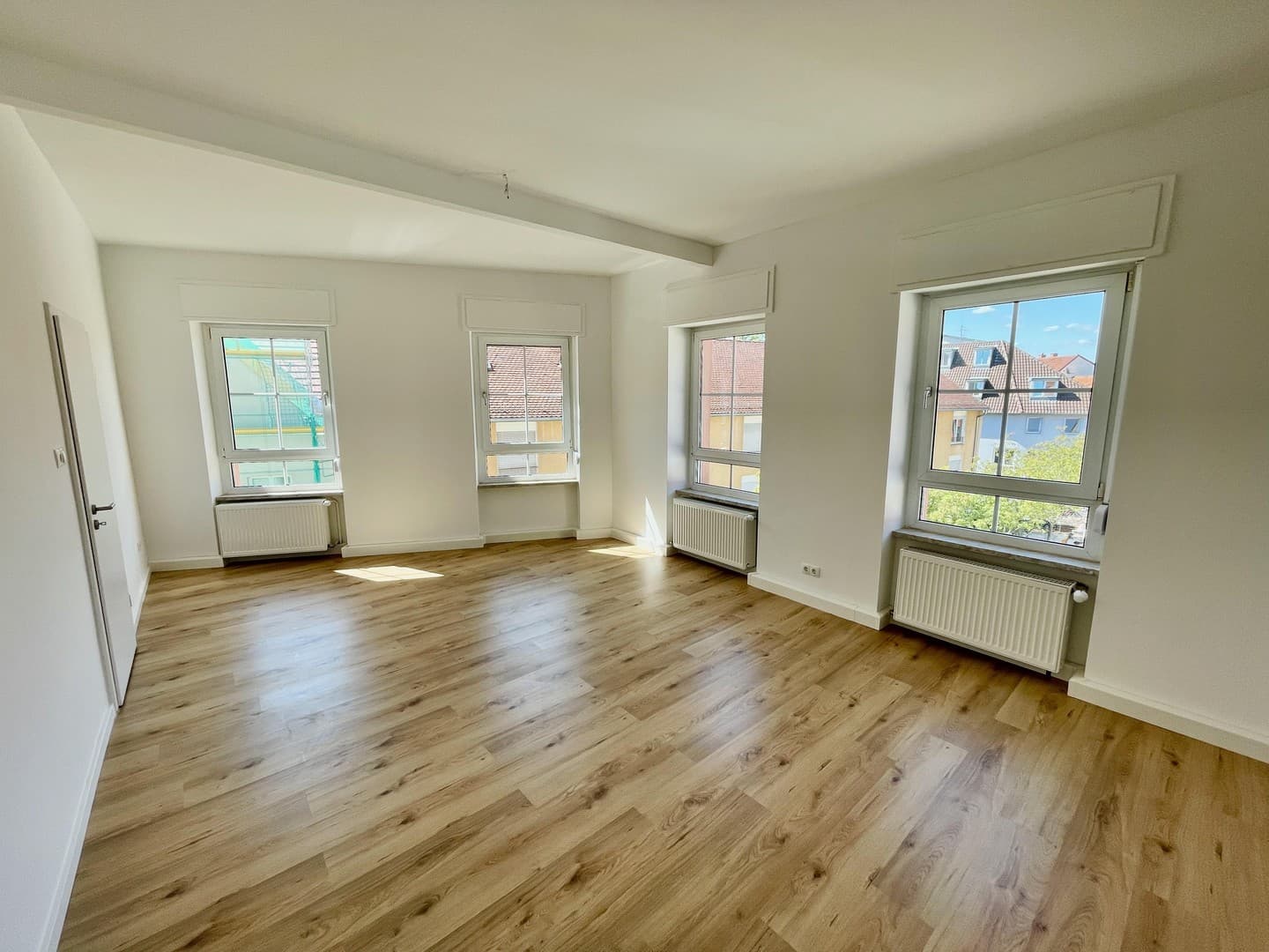 Erstbezug nach Sanierung: 4ZKB in Fußgängerzone, 2,70m Deckenhöhe – Haustechnik komplett neu