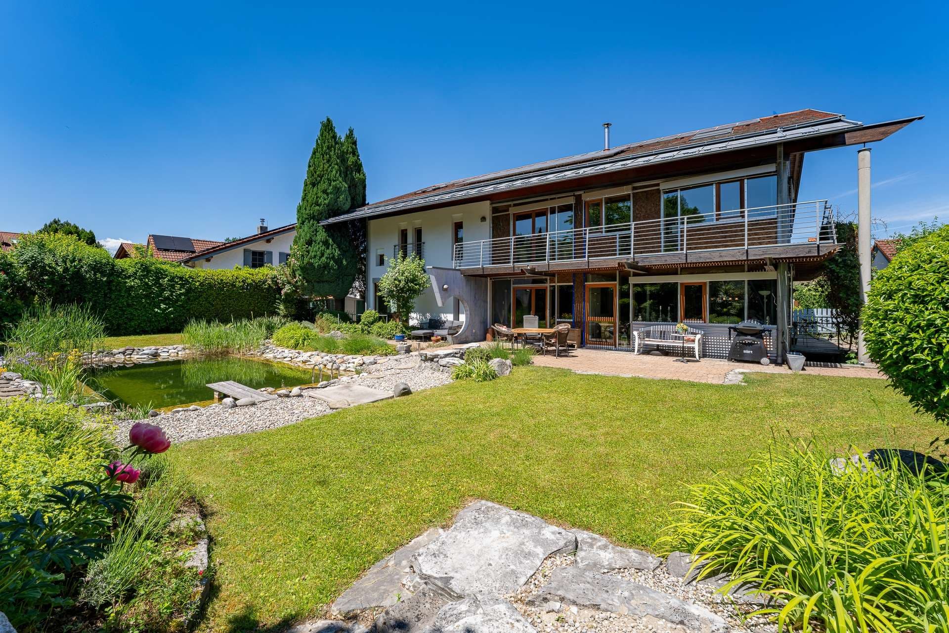 Wo Licht, Natur und Architektur zu einem Zuhause verschmelzen.