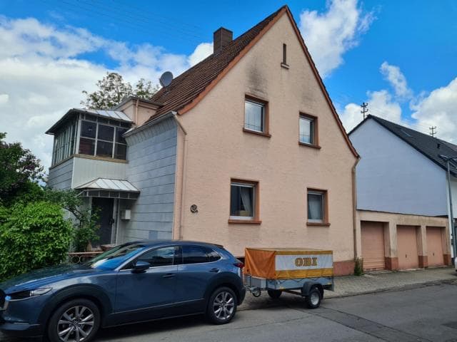 Großes gepflegtes Einfamilienhaus mit 3 Garagen
