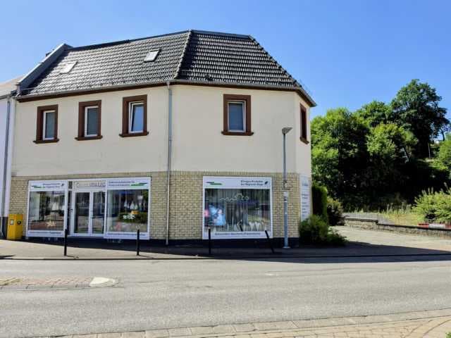 2-Familienhaus mit attraktiver Gewerbefläche in prominenter Lage