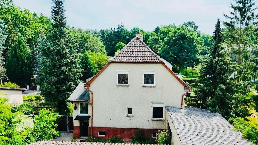 Ein Haus für Enthusiasten und Gestalter auf großem Grundstück