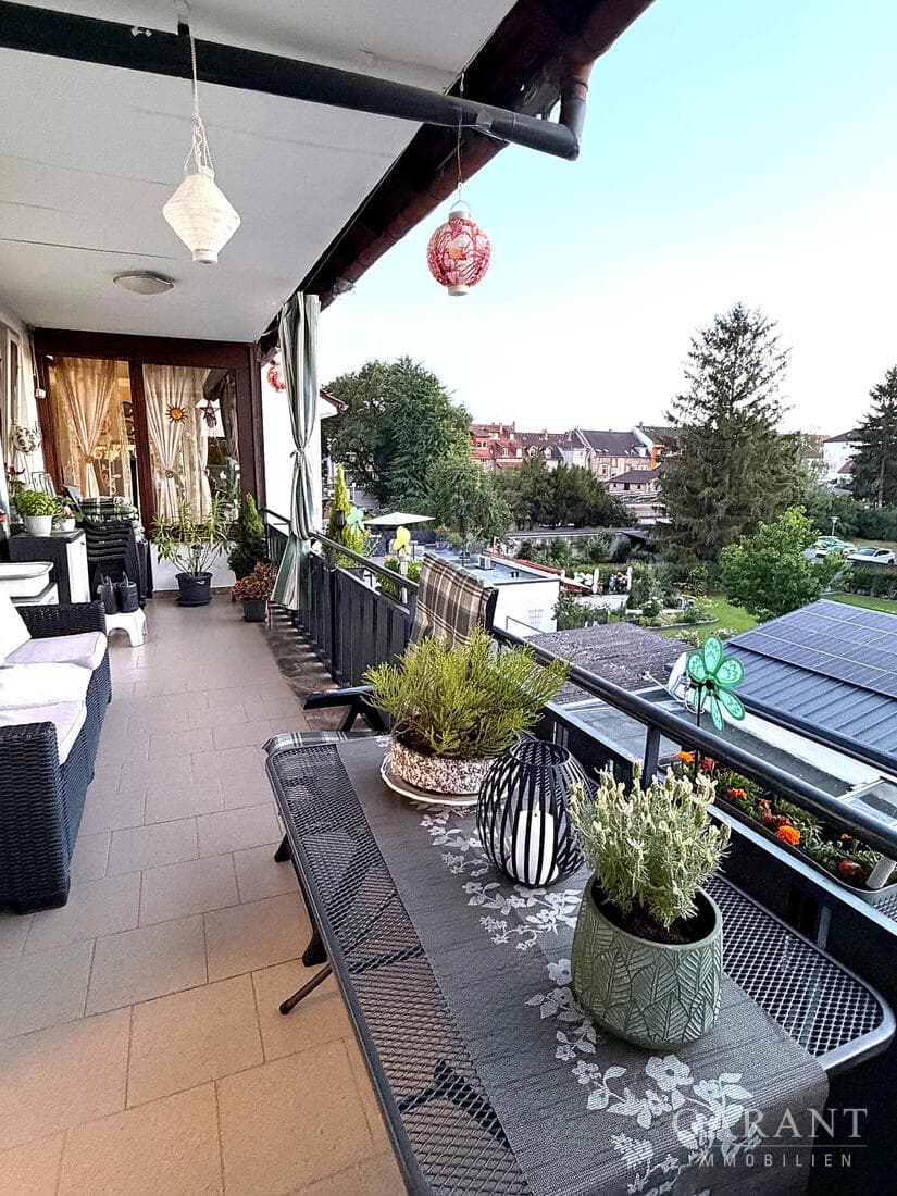 Großzügige 4 Zimmer Wohnung mit Balkon und Garage