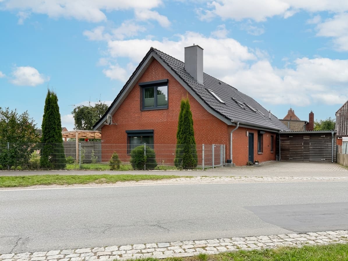 Heute investieren. Morgen profitieren. Vollsaniertes Zweifamilienhaus mit zwei vermieteten Wohneinheiten.