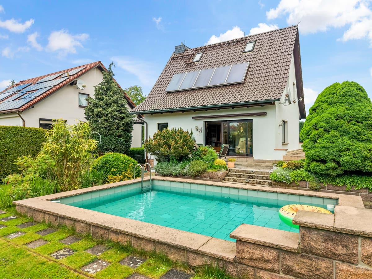 Familienglück in Niemberg – Gepflegtes Einfamilienhaus mit Pool, Sauna, Terrasse und Gartenhäuschen