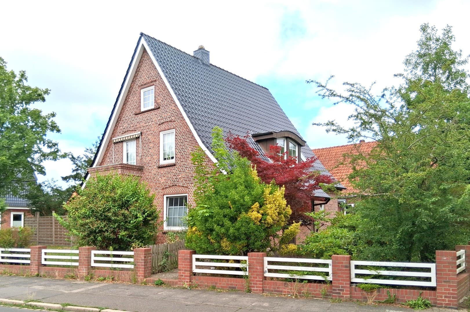 Zweifamilienhaus mit Werkstatt in zentraler Lage.