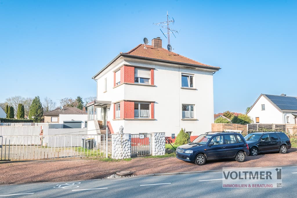 GROSSFLÄCHIG - Zweifamilienhaus mit diversen Garagen und potenziellem Bauland in Kirkel-Limbach!