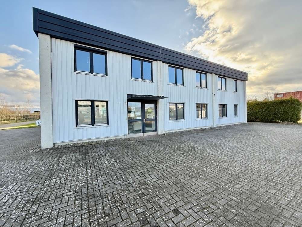 Vielseitige Gewerbehalle mit zwei hellen Büro/Praxiseinheiten Gewerbegebiet Ost!