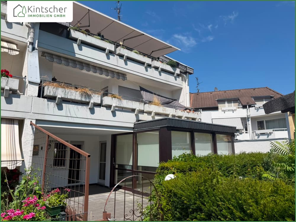 Hochparterre: 3 Zimmerwohnung mit Wintergarten, 2 Garagen in Burscheid - Treppenlift im Hausflur