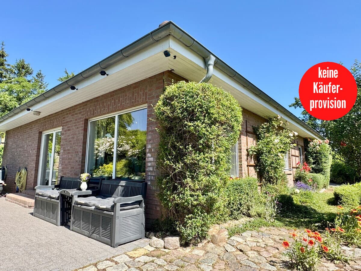 HORN IMMOBILIEN + Einfamilienhaus im Bungalowstil mit parkähnlichem Grundst. 5 km bis Neubrandenburg
