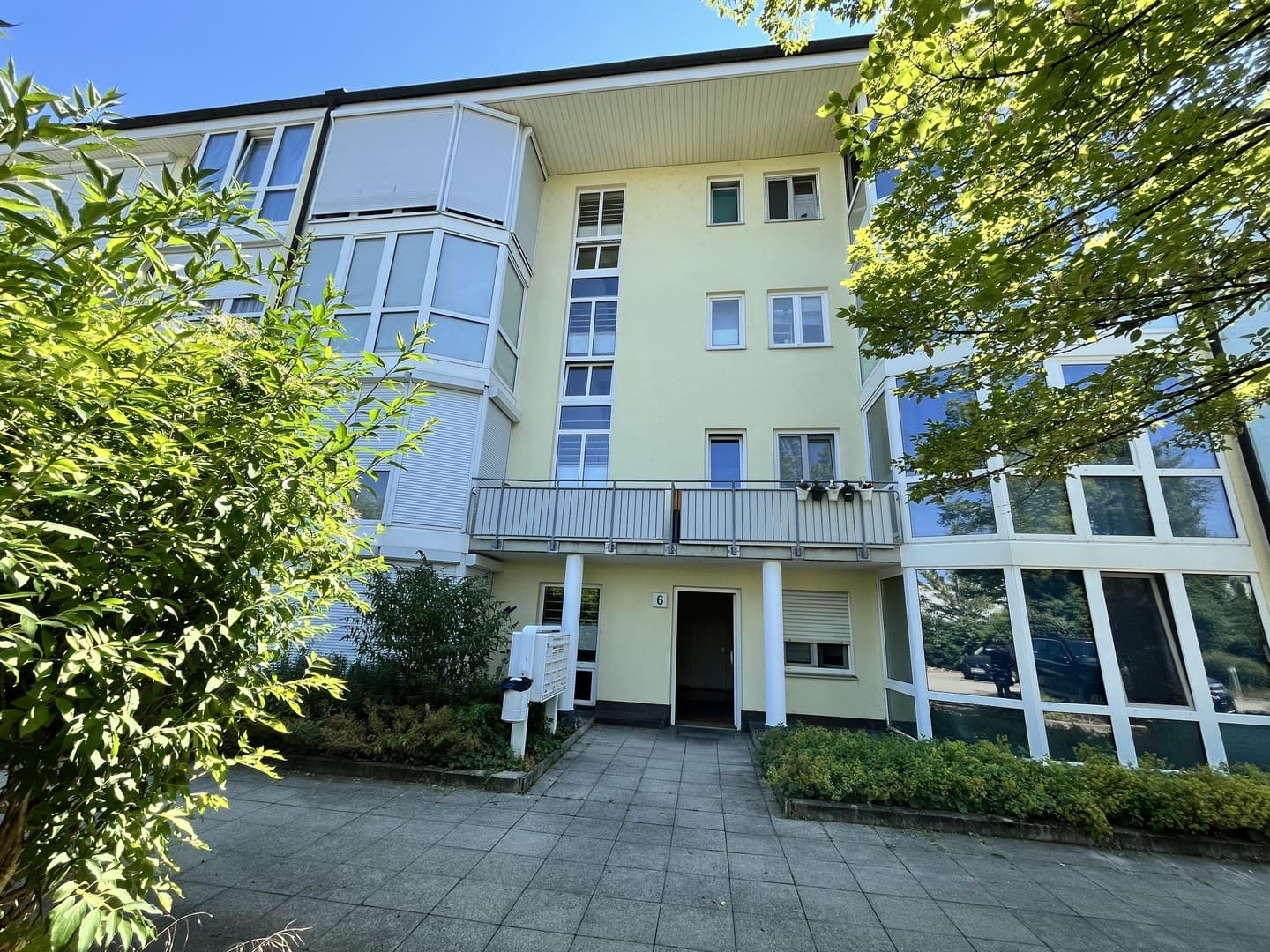 !Provisionfrei! Etagenwohnung mit Balkon und Wintergarten