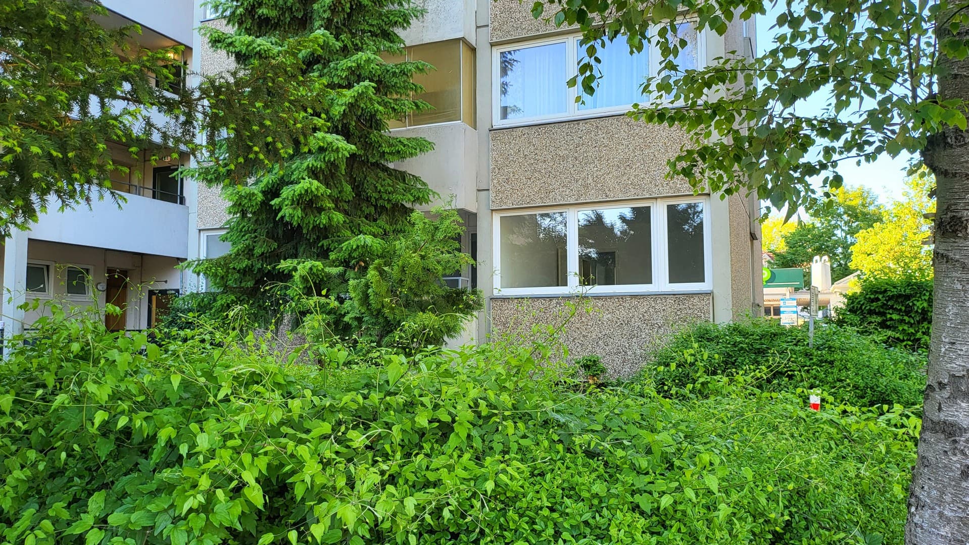 Erdgeschoß-frisch renoviert-separater Eingang-Balkon-Tiefgarage-von Privat