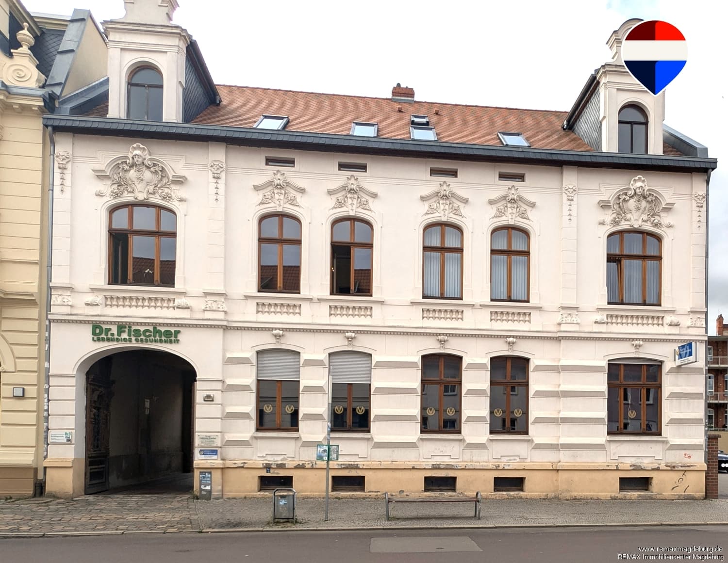 Lichtdurchflutete Dachgeschosswohnung mit historischem Charme und großzügiger Dachterrasse