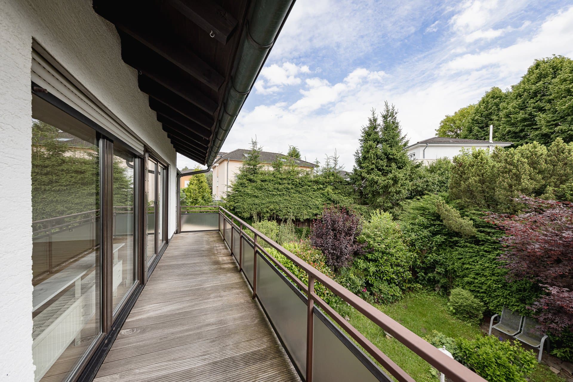 Modern wohnen im Zweifamilienhaus: Eigentumswohnung im Maisonette-Stil mit Balkon und Stellplätzen