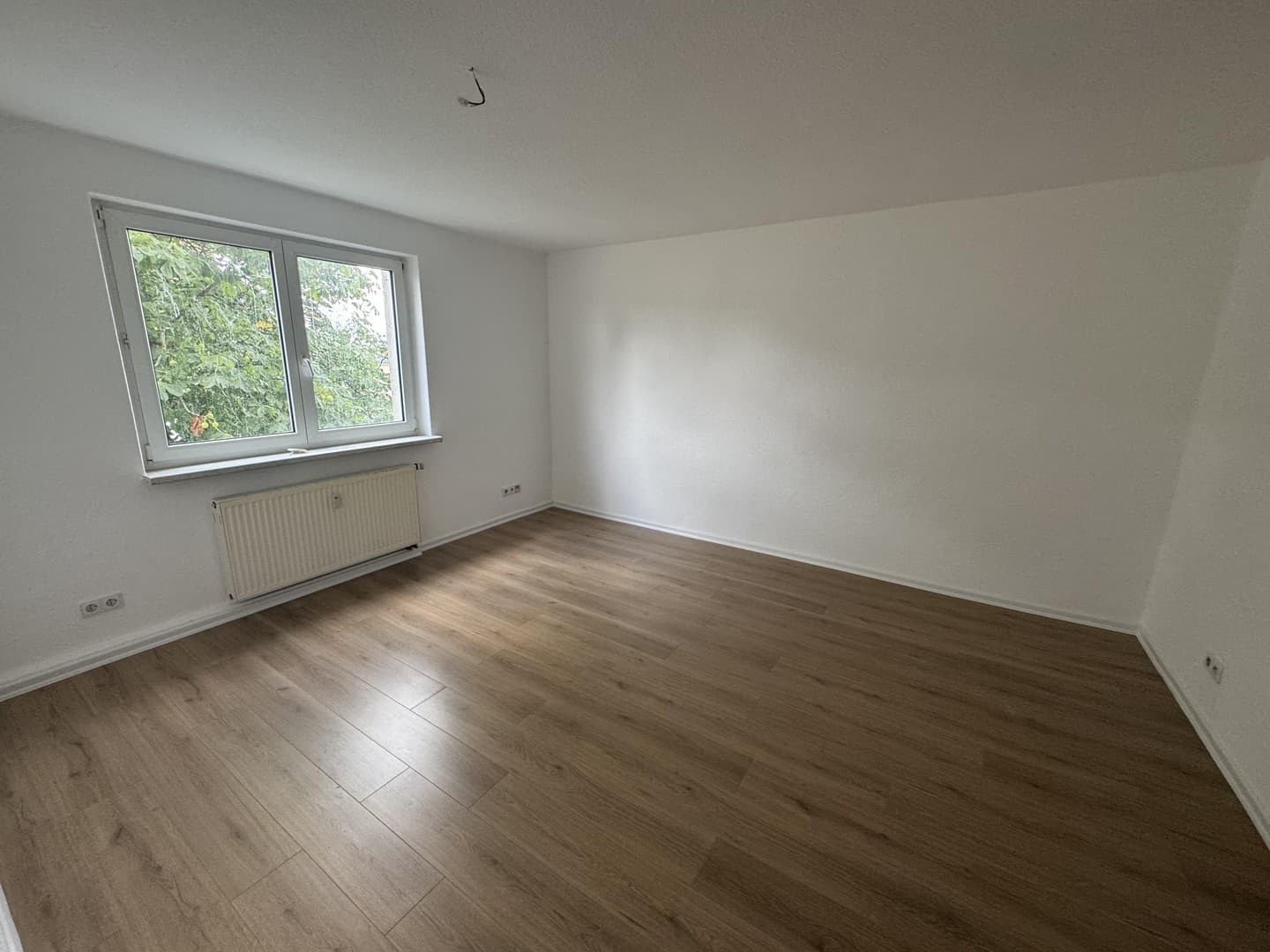 frisch sanierte, helle, ruhige 2 bzw 3 Zimmer Wohnung mit Einbauküche