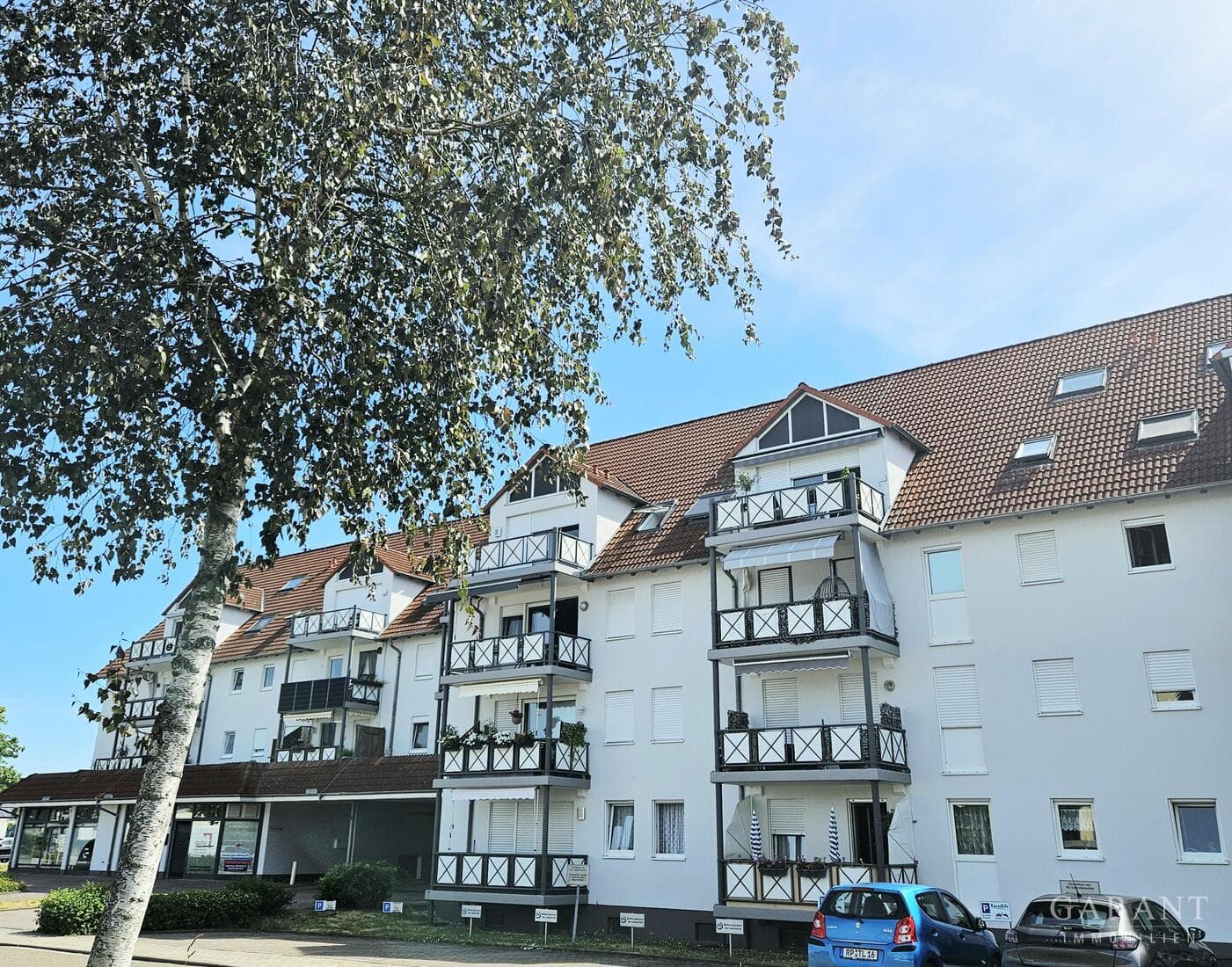* Sonnige 4-Zimmer-Wohnung mit schönem Ausblick und zwei Stellplätzen *
