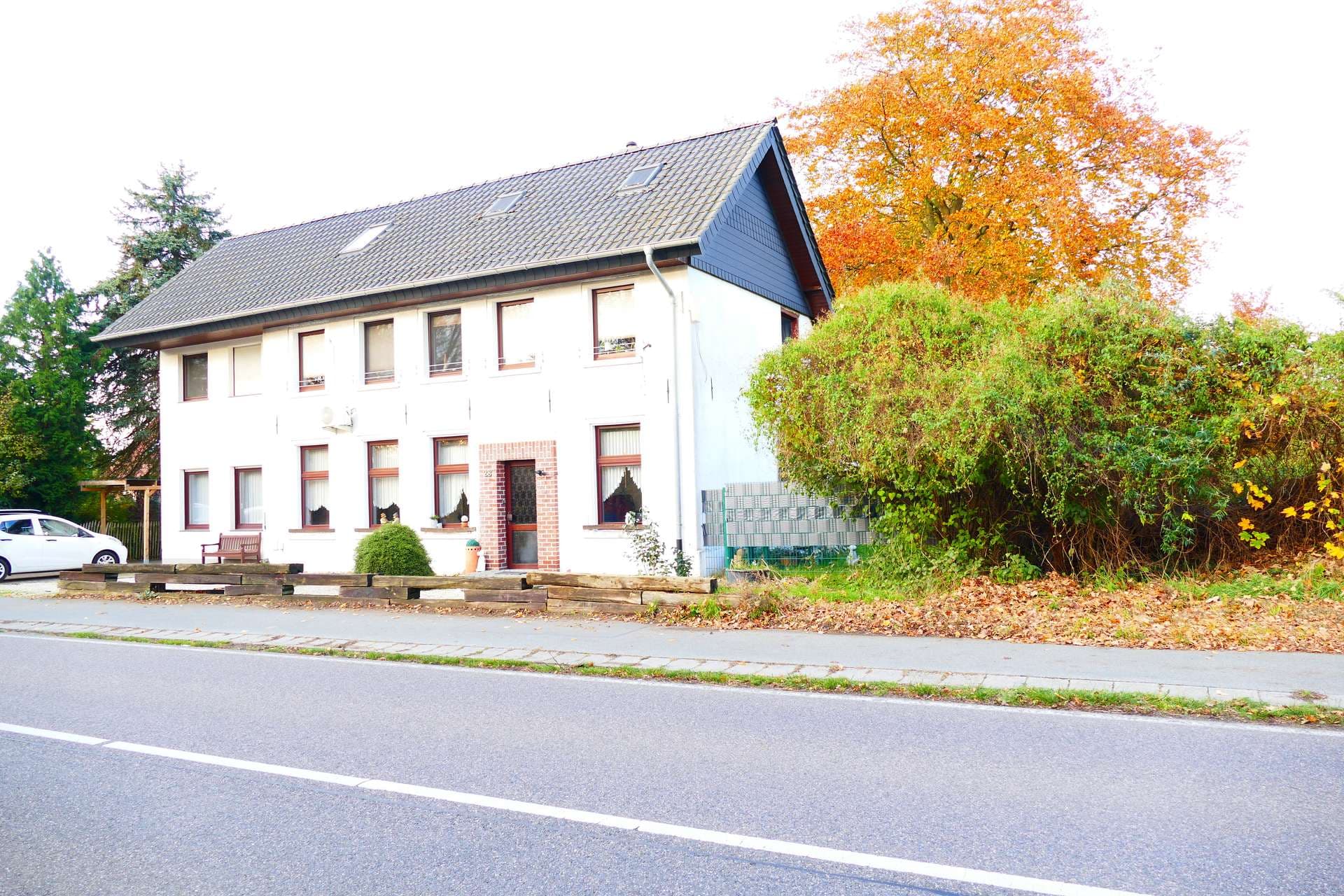 Geräumiges Zweifamilienhaus auf gut gelegenem Grundstück mit viel Platz zur persönlichen Entfaltung