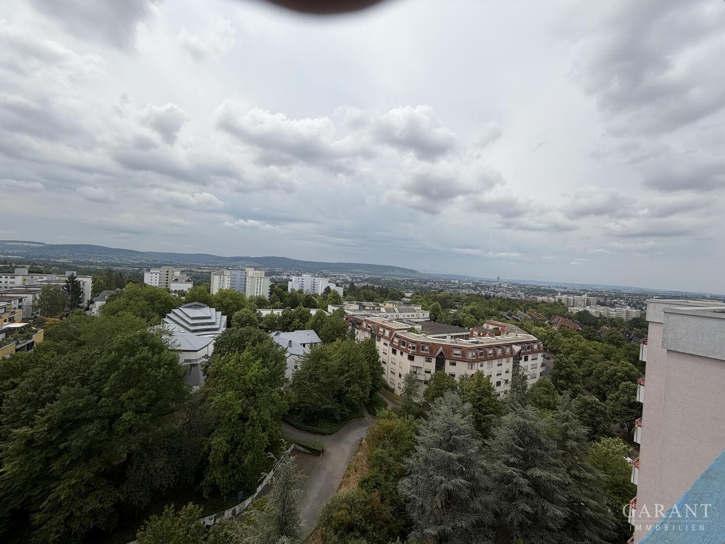 Gepflegte 2 Zimmer-Wohnung im 11. Obergeschoss mit Balkon und Stellplatz