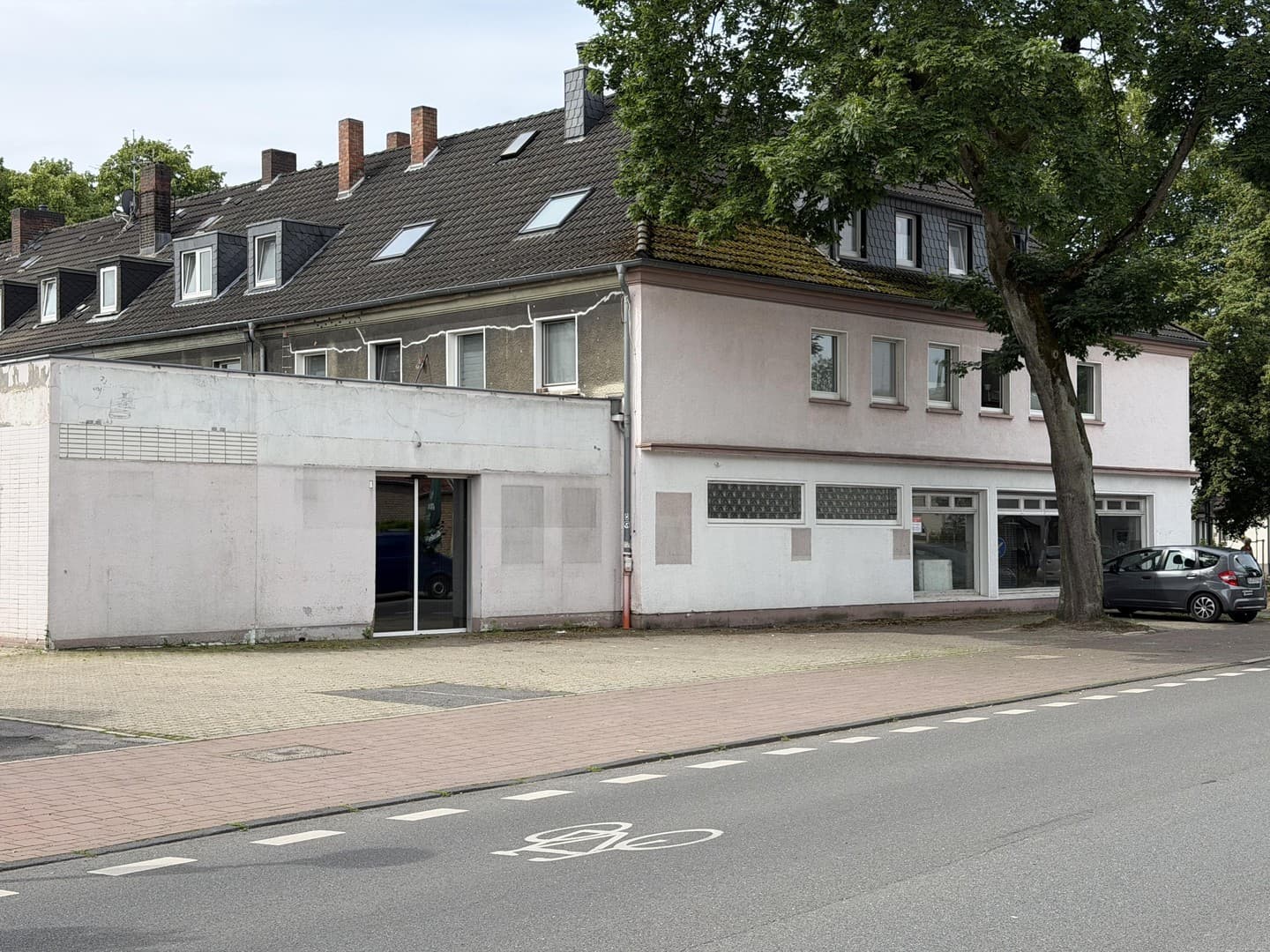 geräumiges Ladenlokal in Wohngebiet mit Stellplätzen