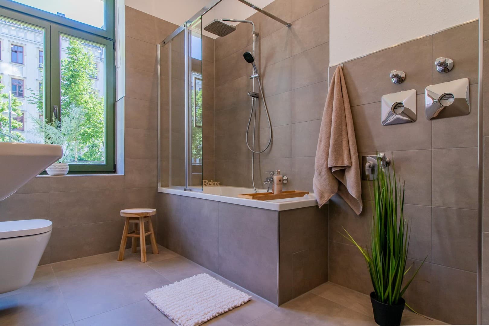 6% Rendite - neu modernisiert & vermietet: energieeffizienter Wohntraum, EBK, Wellness-Bad, Top-Lage