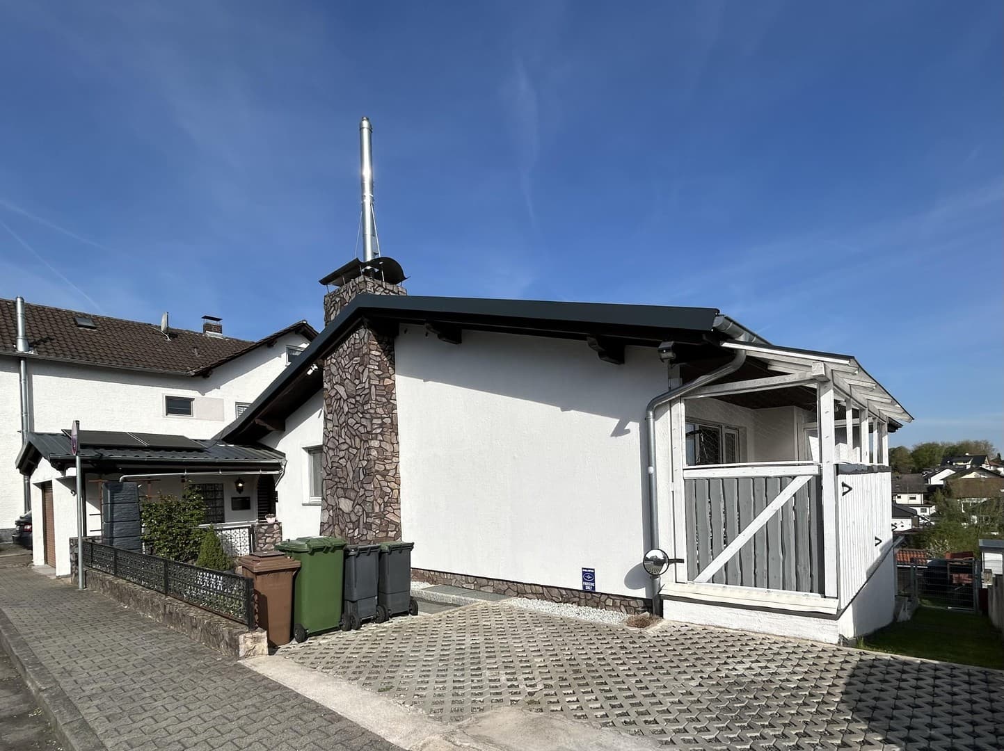 Modernisiertes Einfamilienhaus mit PV-Anlage, Doppelgarage & viel Platz