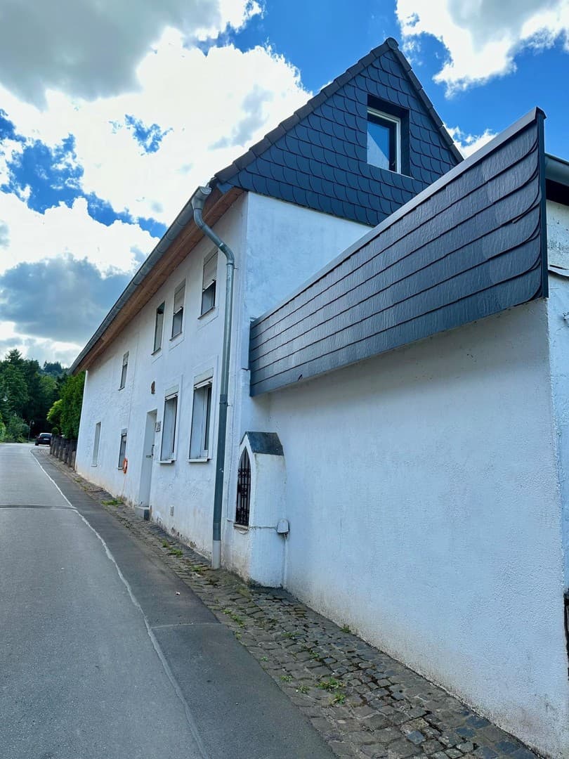 Sanierungsbedürftiges Haus mit großem Grundstück