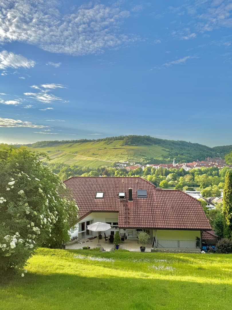Attraktives 1–Familienhaus und großem Garten und traumhafter Aussicht sowie Doppelgarage