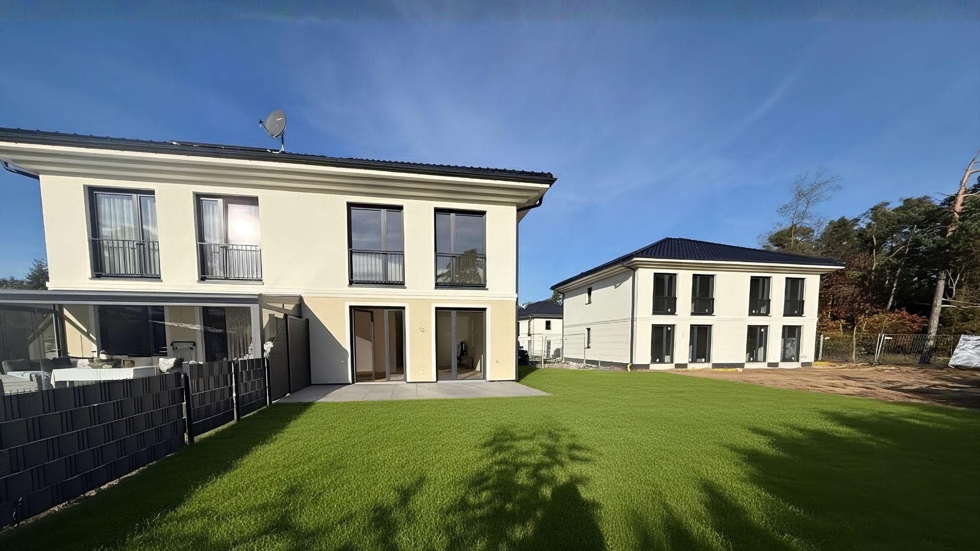 Exklusives Neubau-Doppelhaus am See - Energieeffizient & modern