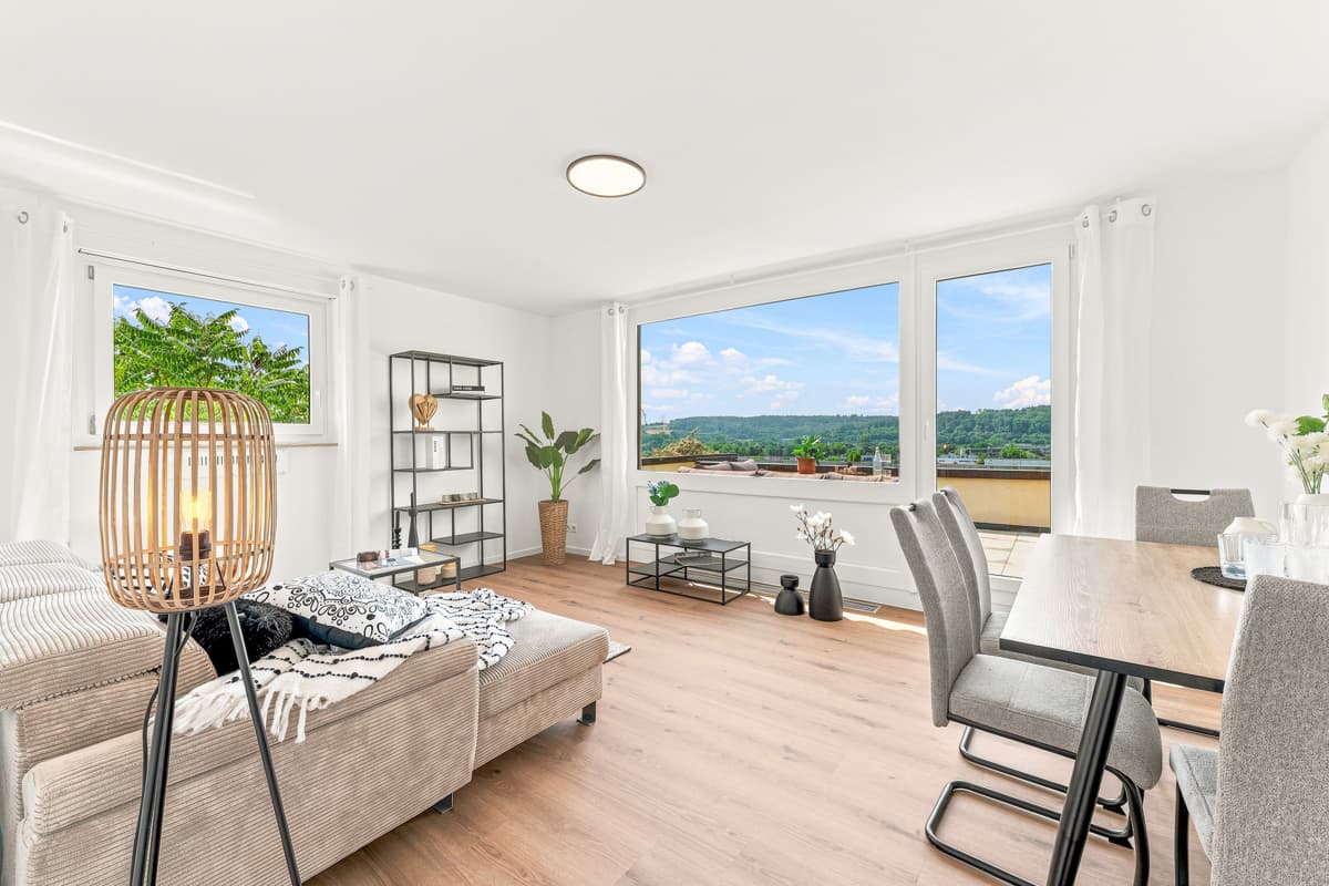 "Wohnen mit Ausblick - Modernisierte 2,5-Zimmer Wohnung mit zwei Terrassen in Esslingen"