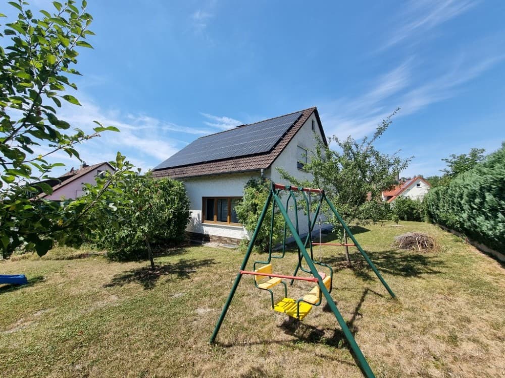 Modernisiertes Einfamilienhaus mit großem Grundstück, Doppelgarage und Burgblick ...