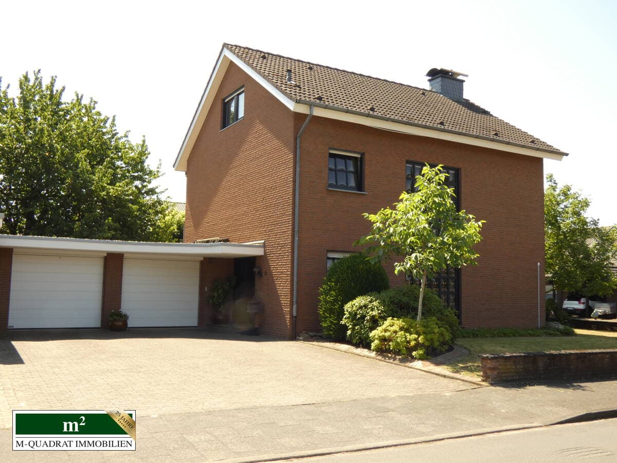 Attraktives Einfamilienhaus mit großem Garten, Wintergarten, Doppelgarage auf 818 m² in Harsewinkel