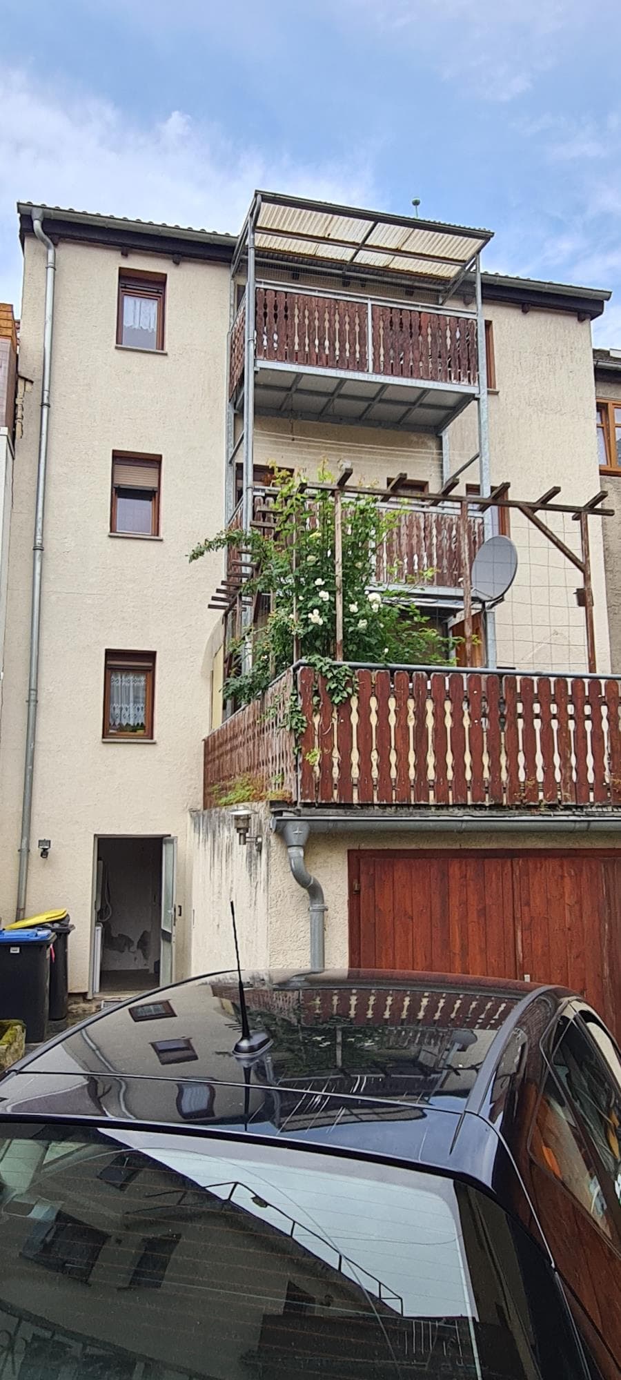 ruhig gelegenes Dreifamilienhaus mit Garagen , teilw. freiwerdend