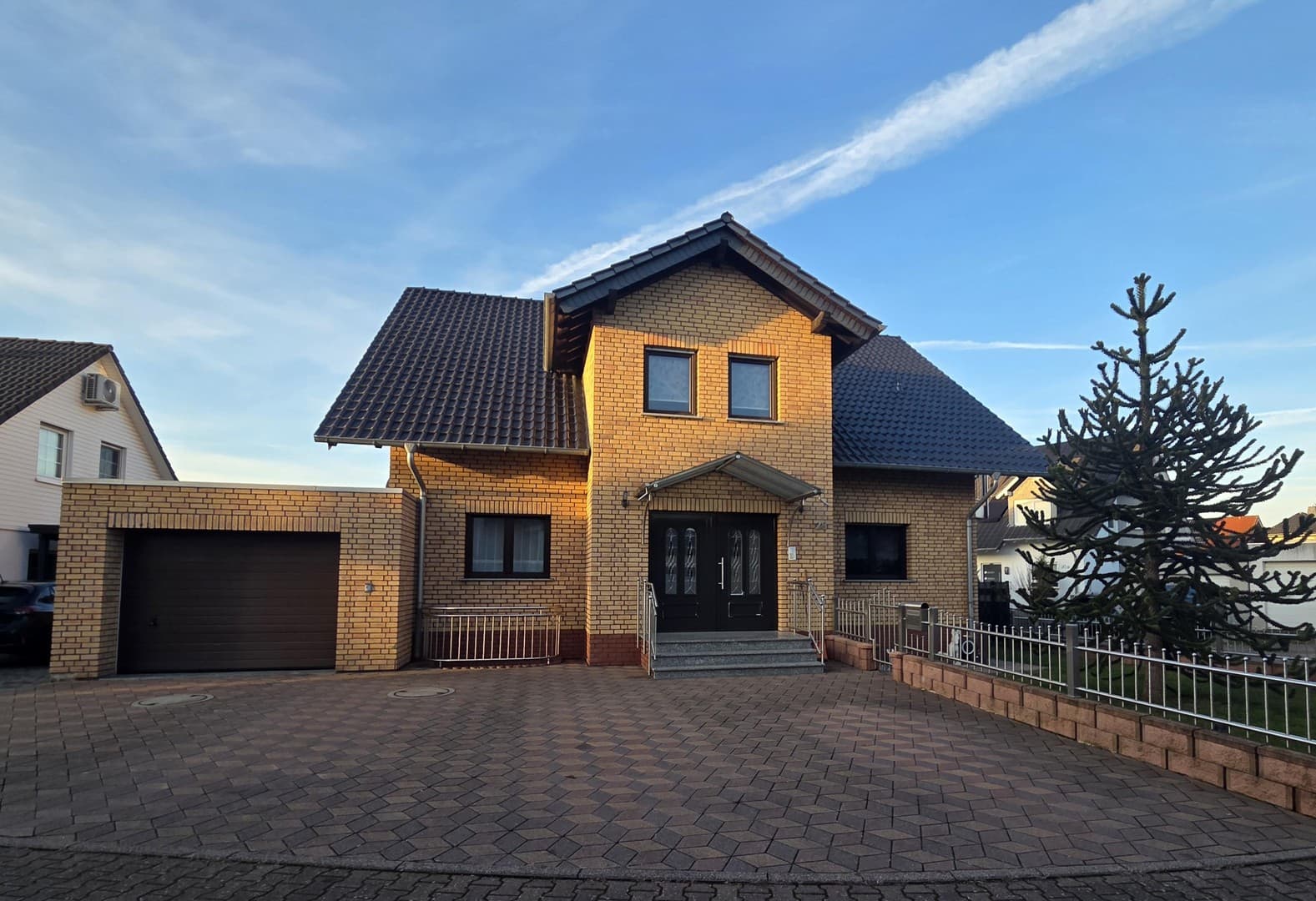 Freistehendes Zweifamilienhaus mit großem Garten