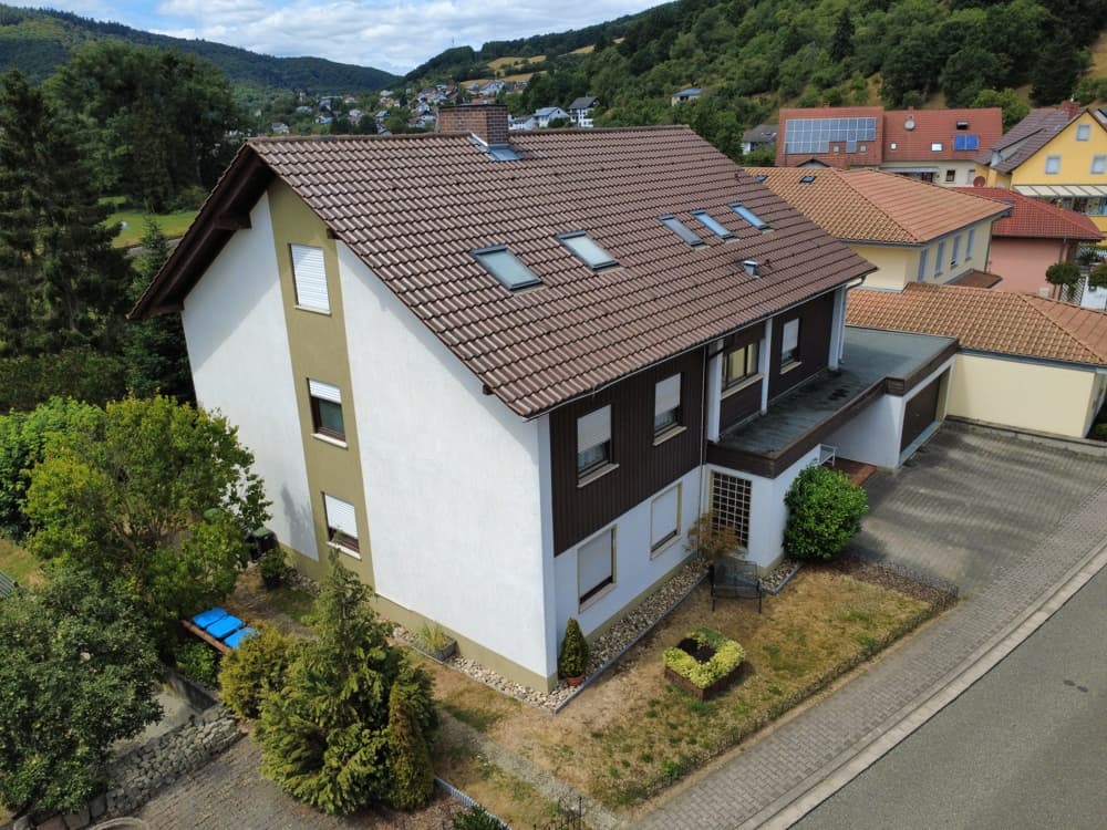 Mehrgenerationenhaus mit Renditepotential. Eigennutzung oder Kapitalanlage!
Schöne Lage im Lautertal