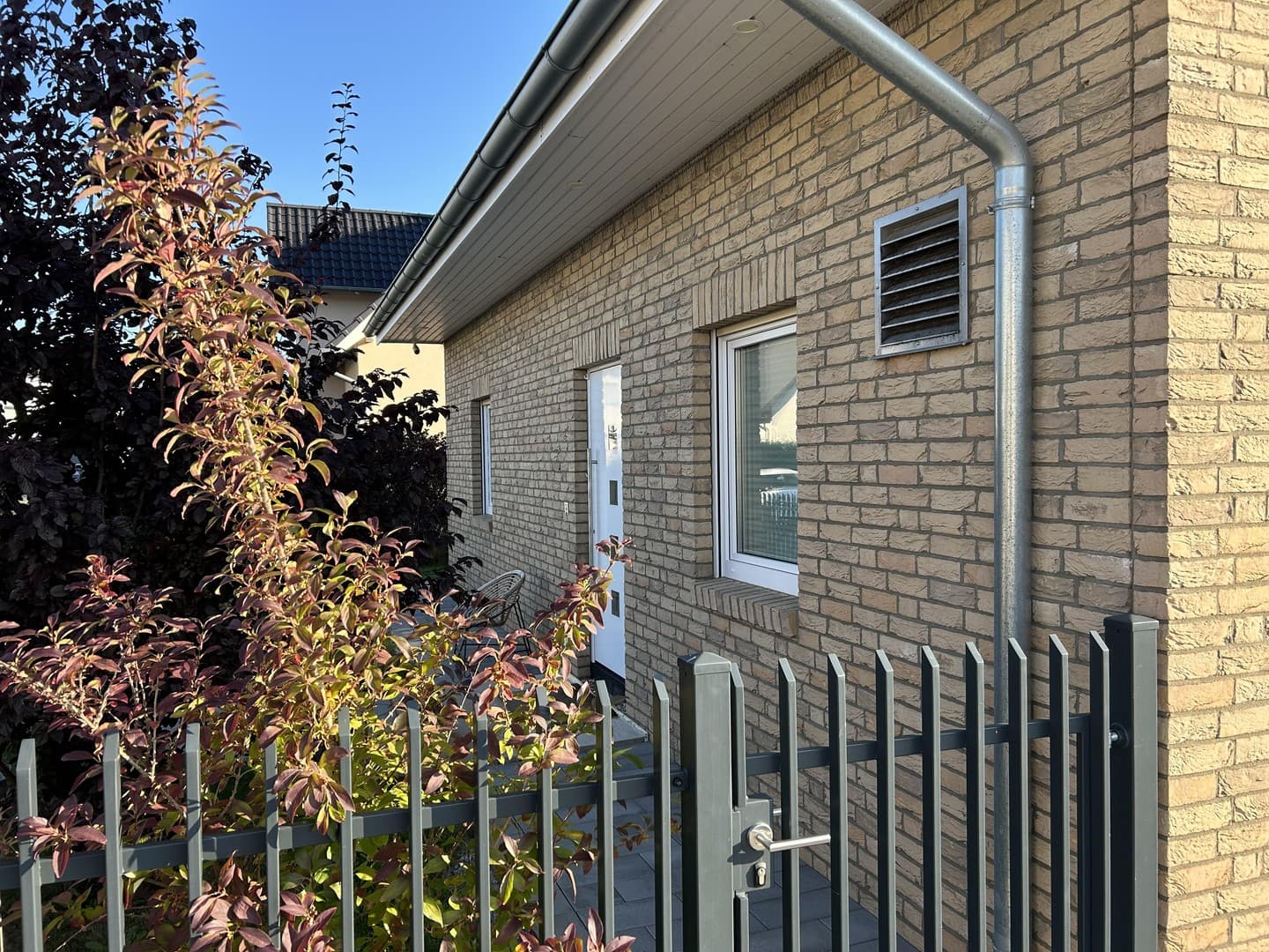 Modernes Einfamilienhaus mit großem Garten